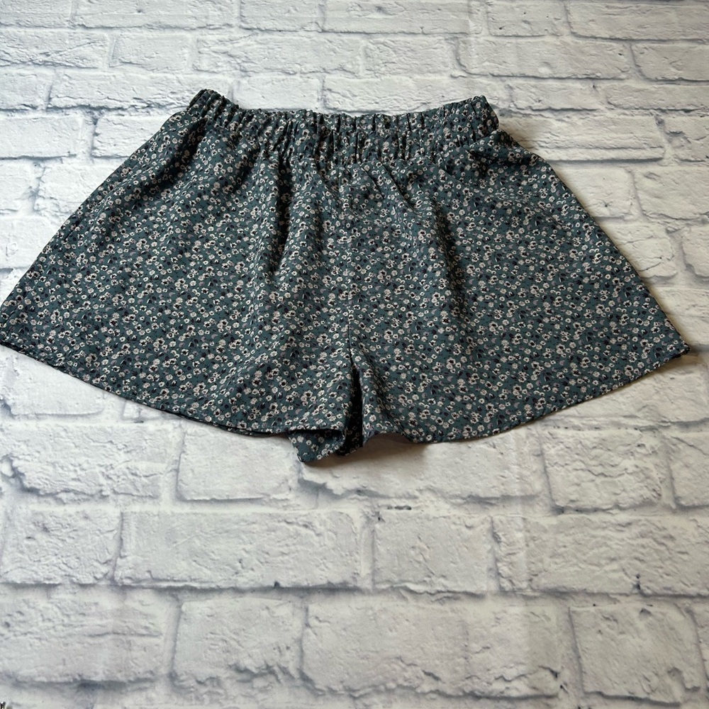 Blue Blush Los Angeles Blue Floral Patterned Women's Shorts. Size S. Feminine